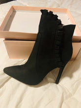 Load image into Gallery viewer, Frill Me Booties