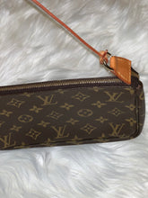 Load image into Gallery viewer, B You Resale - Authentic Louis Vuitton Pouchette